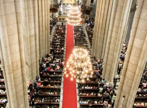 fieis-lotam catedral-da-se-em-missa-para-homenagear-papa-francisco