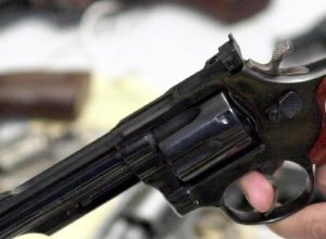 comissao-da-camara-aprova-porte-de-arma-para-oficiais-de-justica