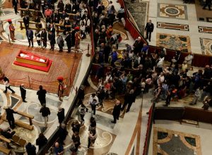 tumulo-do-papa-foi-feito-com-pedra-da-regiao-de-seus-avos,-na-italia