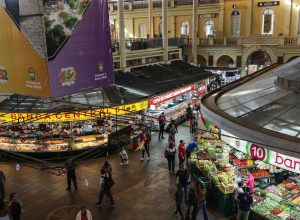 apos-um-ano,-centro-de-porto-alegre-tenta-virar-pagina-das-inundacoes