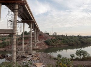 um-ano-apos-as-cheias-no-rs:-do-caos-a-lenta-reconstrucao