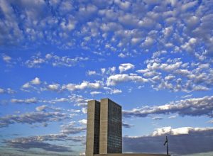 relator-antecipa-fim-da-reeleicao-para-2030-e-ccj-adia-votacao