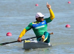 isaquias-queiroz-garante-ouro-na-copa-do-mundo-de-canoagem-velocidade